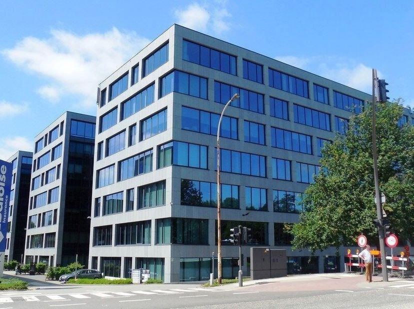 1004m² kantoorruimte op 5e verdieping (opsplitsbaar vanaf 500m²)<br />
Ligging: op wandelafstand van station Berchem; bushalte aan het gebouw; vlakbij