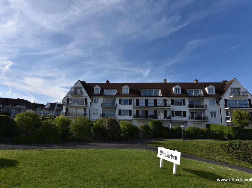 ✨ Ruim gerenoveerd appartement met zonneterras en uniek zicht op het Zwin<br />
Op een toplocatie, op enkele passen van de Wandeldijk, bevindt zich di