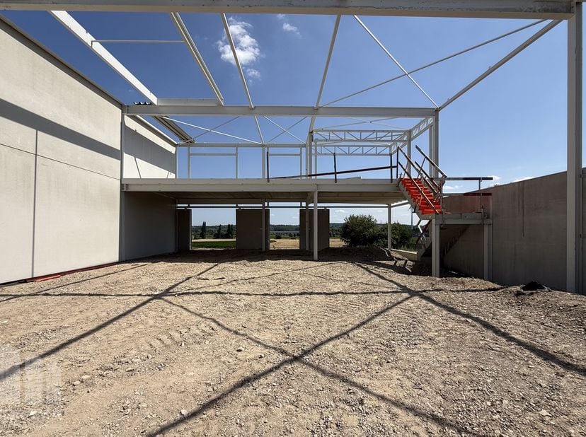 Nieuwbouw KMO-unit van 360 m² met kantoorruimte van 67 m² te koop met een prachtig zicht over de velden! Deze unit maakt deel uit van de gloednieuwe K