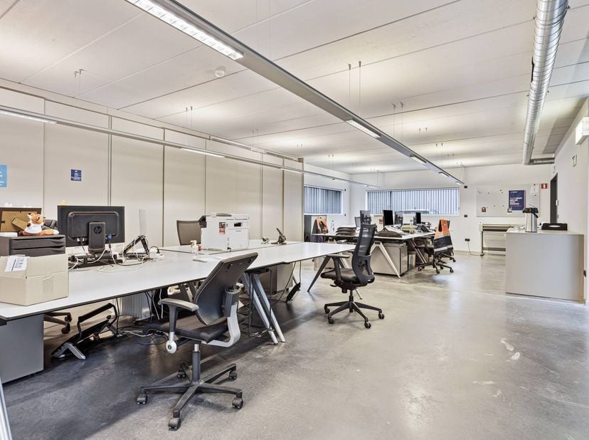 L'immeuble de bureaux est situé sur la Rijkmakerlaan à Essen. Une zone industrielle bien connue, facilement accessible et accessible.<br />
Le bâtimen
