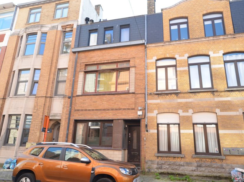 In het centrum van Oostende op 200m van het station, 500m van de voornaamste winkelstraten.<br />
Indeling:<br />
Woonkamer, ingerichte leefkeuken, ap