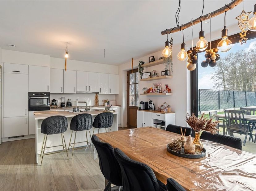 Energiezuinige nieuwbouwwoning (E21) op perceel van 6are63ca in groene doch centrale omgeving.<br />
Belangrijkste troeven: <br />
- Centrale ligging<