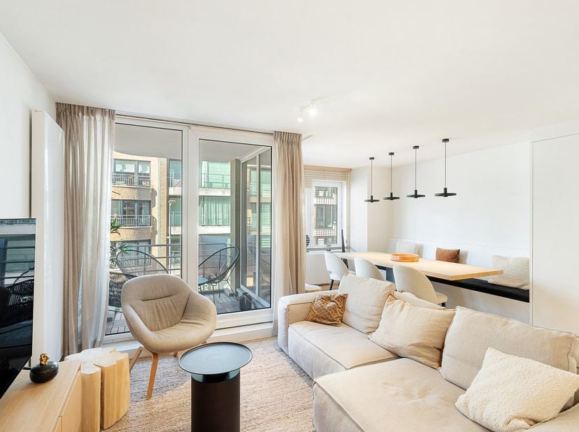 Instapklaar appartement gelegen op een centrale ligging te Knokke, vlakbij de winkels en de zee. Indeling: inkom met gastentoilet en vestiaire. Lichtr