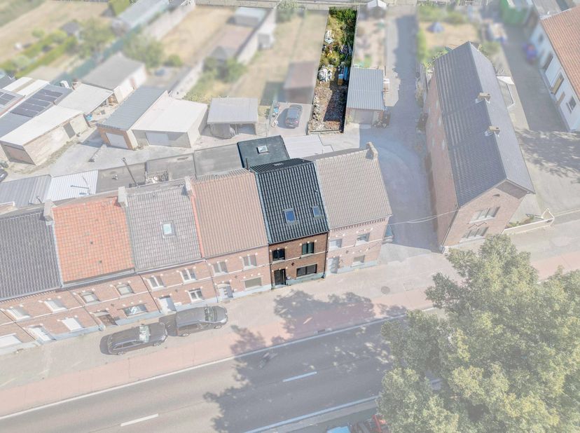 Deze ruime woning ligt aan de stadsrand van Sint-Truiden. In de afgelopen twee jaar werd het door professionals gerenoveerd tot een energiezuinige en