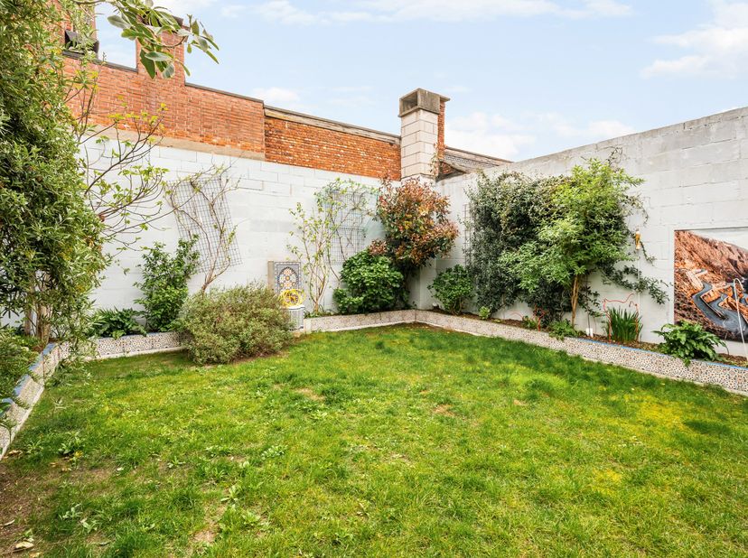 Deze multifunctionele kangeroewoning bevindt zich op een rustige locatie in hartje Turnhout. Deze eigendom is ideaal voor gemengd gebruik zoals het de