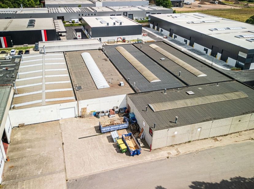Op het industriepark in Heist-op-den-Berg bieden we meerdere magazijnruimtes te huur aan.<br />
De oppervlaktes variëren van 500 m² tot 600 m², en de