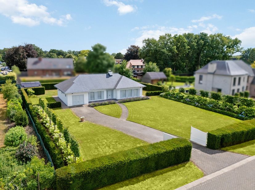 Deze eigendom is zeer verzorgd en is gelegen op een fraai aangelegd perceel. De woning is perfect geschikt voor levenslang wonen, met extra mogelijkhe