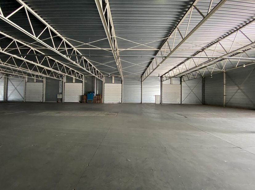 Multifunctionele industriële hallen gelegen op het industrieterrein "Oude Kazerne" te Kaulille. Gelegen op 6 km van de Nederlandse grens. Verbinding m