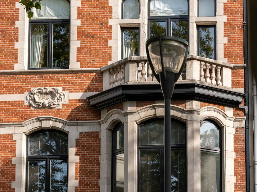 Gelegen in Etterbeek, in de wijk Montgomery, op een steenworp afstand van het Collège Saint-Michel, biedt deze elegante herenwoning in eclectische sti