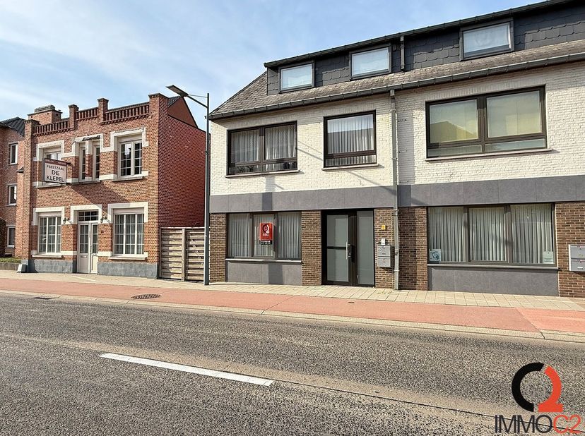 Centraal gelegen gelijkvloers appartement met tuin en terras.<br />
Bestaande uit: <br />
+ Leefruimte met veel lichtinval<br />
+ Badkamer met douche
