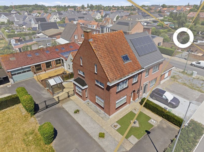 Bent u op zoek naar een woning met uitzonderlijk veel ruimte, zowel binnen als buiten in Ieper? Dan is deze halfopen bebouwing op een perceel van 919