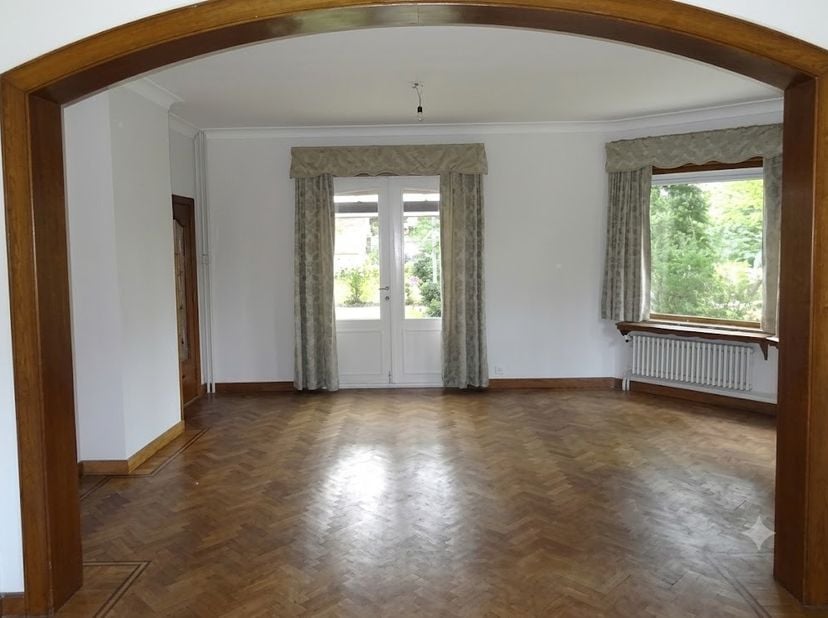 Bent u op zoek naar een ruime woning op een centrale ligging? Dan is deze gezinswoning zeker een bezoek waard. Gelegen op een toplocatie, vlak bij het