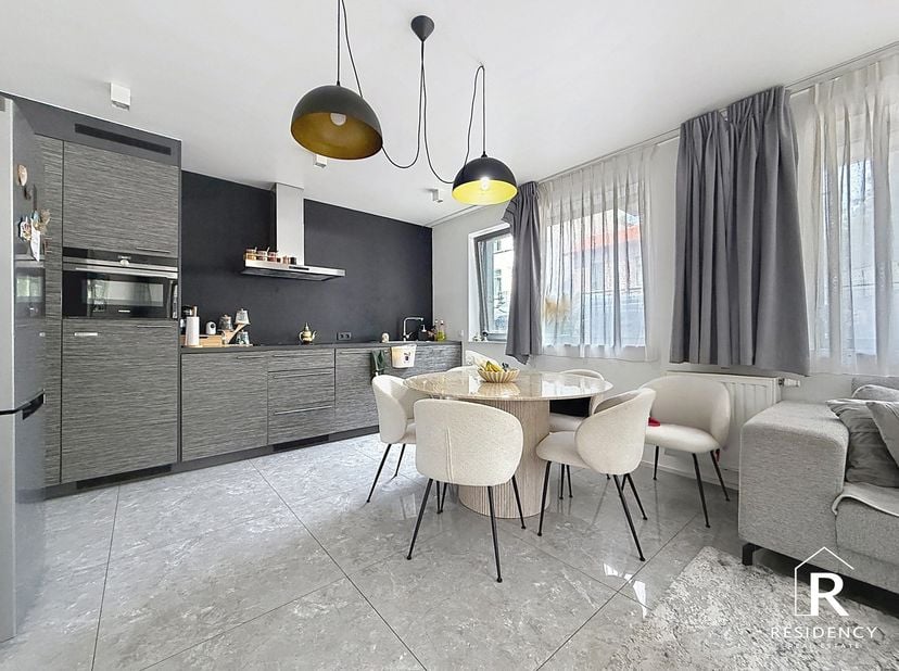 Dans une résidence construite en 2017, découvrez ce superbe appartement en rez-de-jardin de 85 m² selon PEB, parfaitement entretenu et offrant des pre