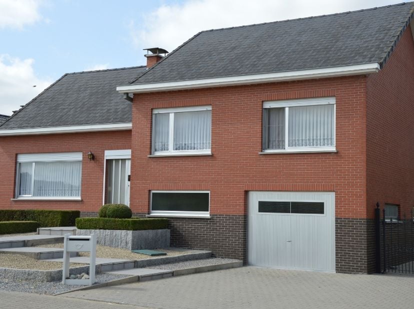 Zeer soliede en zeer goed onderhouden woning van 14 m breed, gelegen in een landelijke omgeving met een perceeloppervlakte van 16aren17ca.<br />
Indel