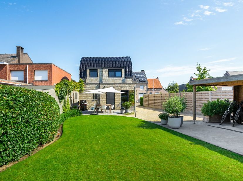 Maison prête à emménager avec 3 chambres et un jardin à Herenthout<br />
<br />
La maison date de 1948, mais elle a été rénovée pour répondre aux norm