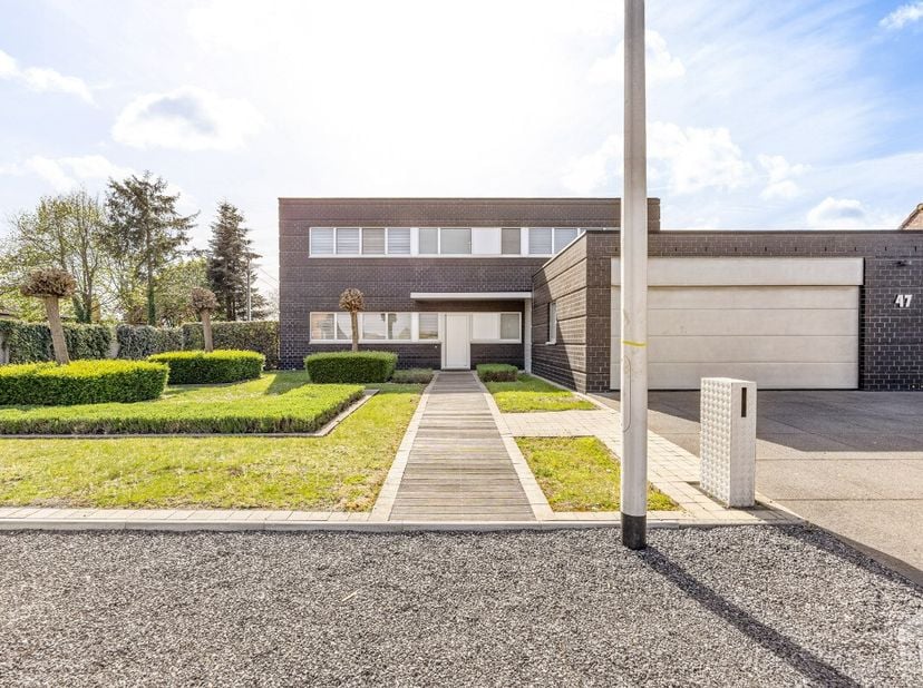 [[ DIT PAND NEEMT DEEL AAN DE ERA OPEN HUIZEN DAG OP 13/6 VAN 13:00 TOT 14:00 ]] Verrassend ruime en zeer goed onderhouden villa met 4 slaapkamers, dr