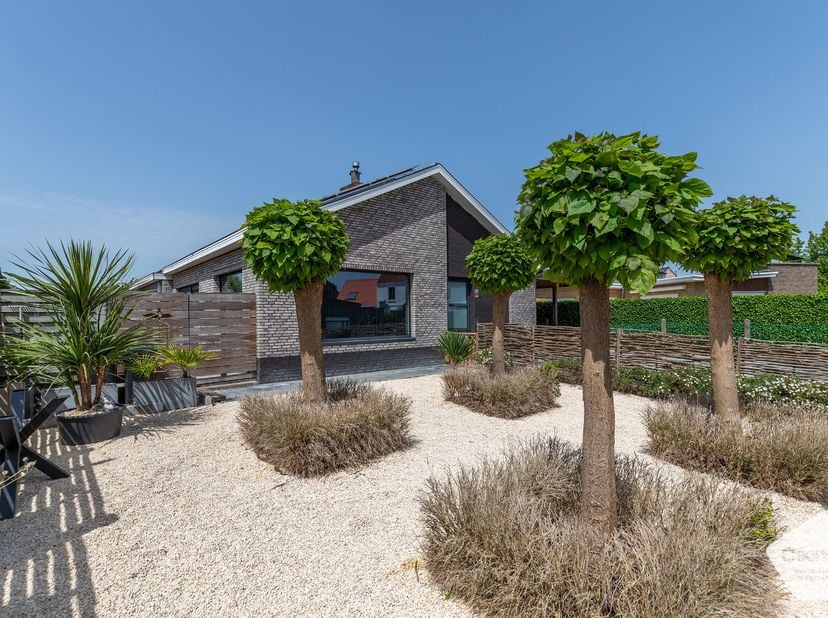 U kunt een BOD uitbrengen op deze woning, rekening houdend met de AANVANGSPRIJS van&amp;nbsp;€ 398.000,00 , elk hoger BOD wordt voorgelegd aan de eigenaar