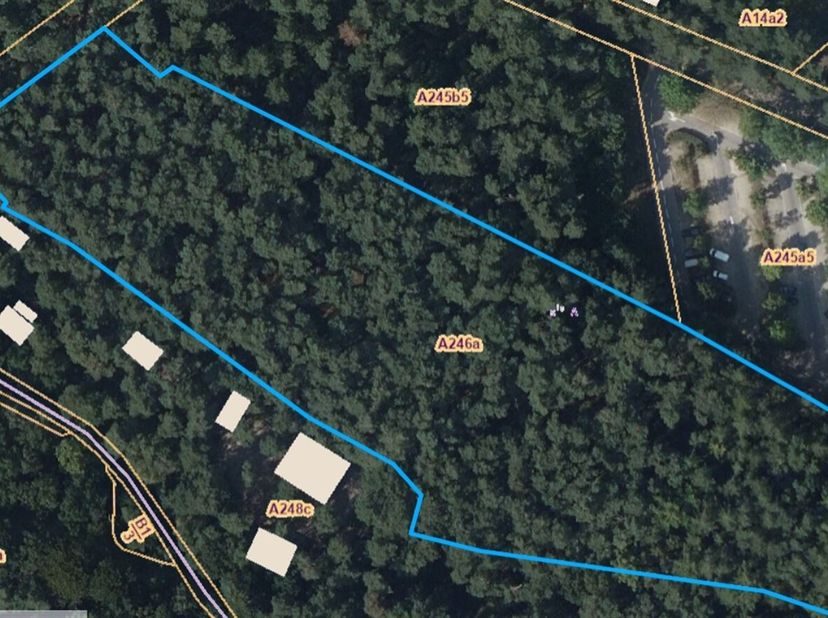 Recreatiegrond van 15182m²<br />
Ligging:<br />
De recreatiegrond is prachtig gelegen aan de Strandweg, op een rustige en groene locatie waar natuur,