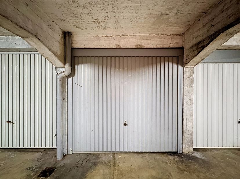 !! Exclusivité Pulse Property !! Quartier Réforme - Garage Box fermé avec porte basculante - Longueur: 5.45m - Largeur 2.45m - Libre d'occupation - In