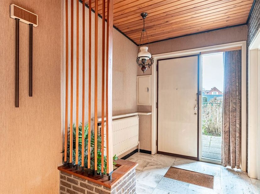 In een rustige woonwijk vlak bij het centrum van Mol-Millegem bevindt zich deze gelijkvloerse woning met tal van mogelijkheden. De woning beschikt ove