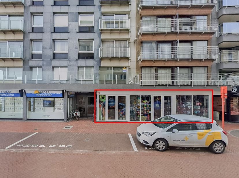GUNSTIG GELEGEN HANDELSPAND -<br />
Op een uitstekende commerciële ligging in het bruisende centrum van Middelkerke, op wandelafstand van de zeedijk,