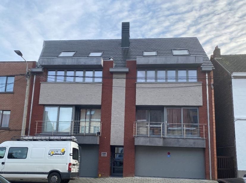 Il y a un créneau de visite prévu le lundi 31/08, veuillez prendre rendez-vous en ligne sur www.woonkantoor.be.<br />
<br />
Bel appartement bien fini