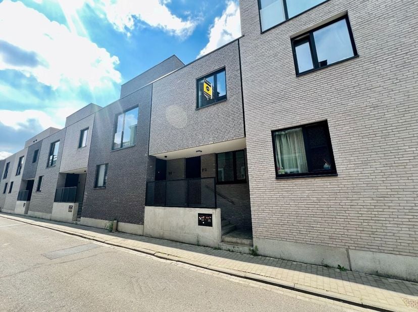 Deze prachtige moderne rijwoning is gelegen in een rustige straat in centrum Tienen. Alle benodigdheden (treinstation, winkel, bank, school, ...) op w