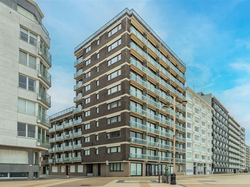 À vendre : appartement soigné avec vue latérale sur la mer dans la résidence Falcon, situé au 3e étage. Lagencement comprend un hall dentrée, un séjou