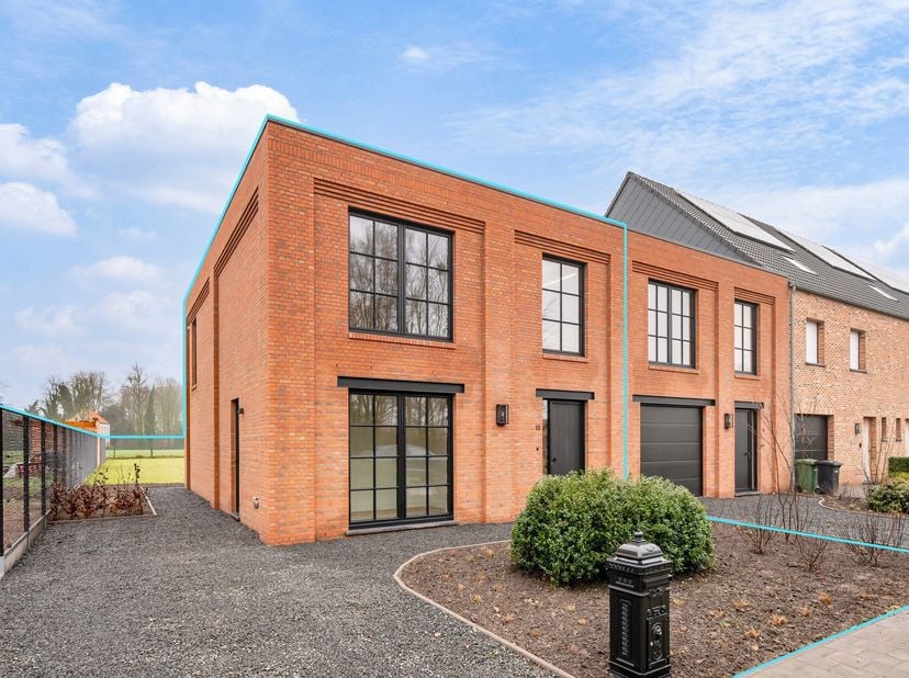 Halfopen, moderne, kwalitatieve nieuwbouwwoning met warmtepomp en zonnepanelen en weids groen uitzicht.<br />
Deze recente en kwalitatieve nieuwbouwwo