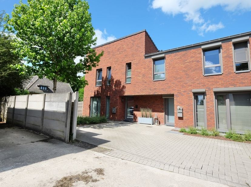 <br />
Deze recente halfopen bebouwing aan de Vlierboomstraat 15 combineert een rustige ligging met een uitstekende bereikbaarheid. De woning bevindt