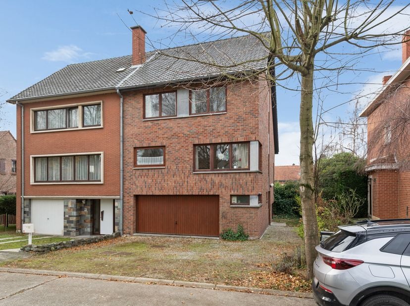 Spacieuse maison 3-façades, idéalement située dans un quartier résidentiel  et calme à 1 km du centre de Sterrebeek.<br />
Niveau rue : hall d’entrée,