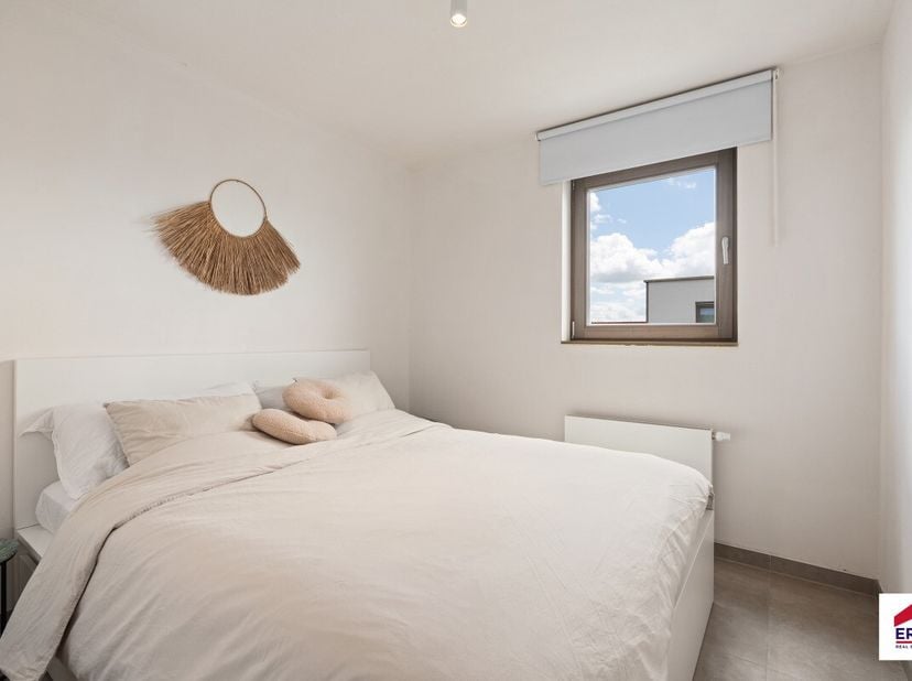 Te koop: moderne halfopen vakantiewonig nabij de duinen. Deze woning, gebouwd in 2021, combineert eigentijdse architectuur met een rustige ligging in
