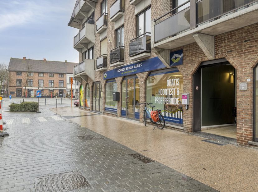 IEDER BOD wordt voorgelegd aan de eigenares! <br />
In het hart van Aalter, pal aan de levendige Markt, bevindt zich deze commerciële ruimte van ca. 8