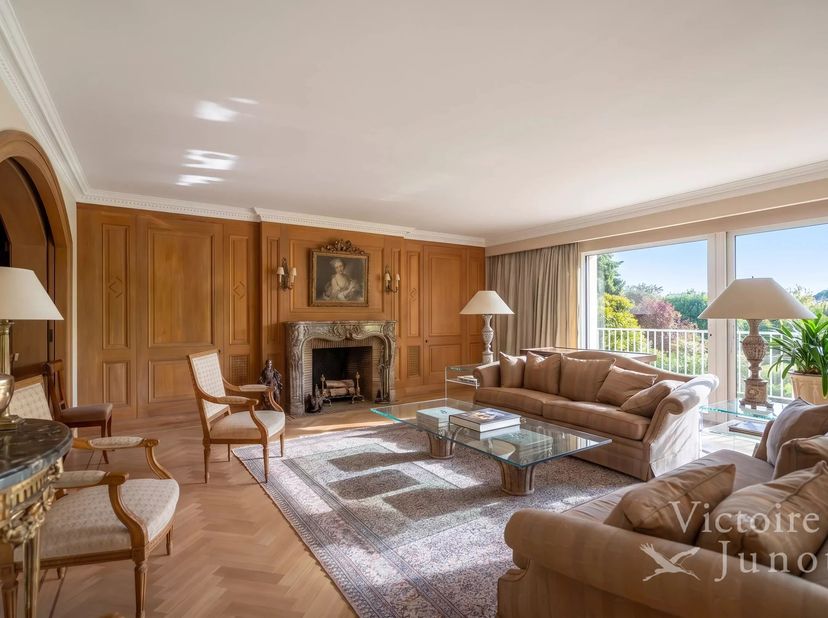 Victoire-Junot biedt u dit elegante appartement met 4 gevels aan met een oppervlakte van ± 277m² + terras. Gelegen in een rustige en groene straat in