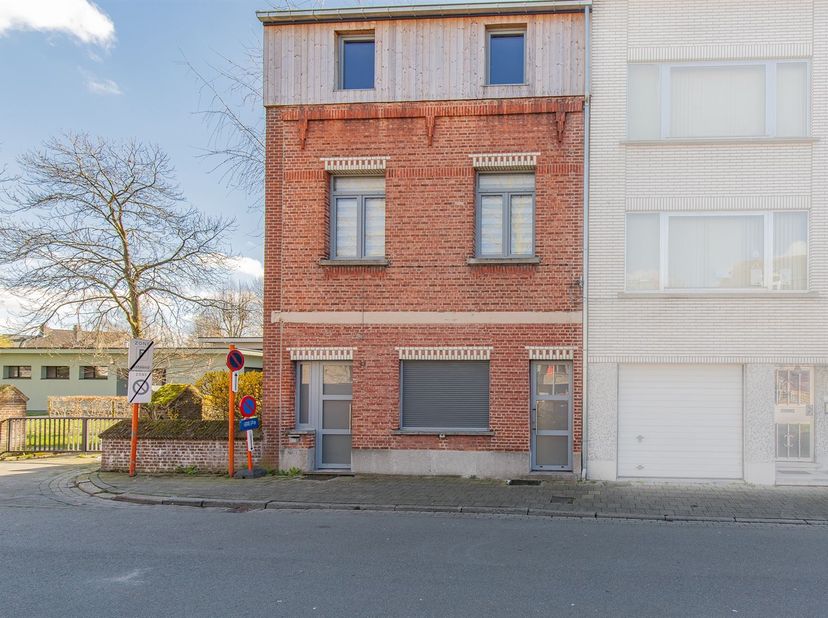 Welkom in deze karaktervolle woning met een bewoonbare oppervlakte van maar liefst 242 m² werd reeds volledig gestript (blanco gemaakt), waardoor u me