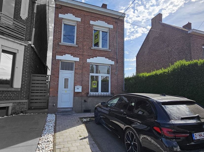 Prix: Offre à partir de 195.000 euros, frais d'agence non inclus et à charge de l'acquéreur.<br />
Jolie maison habitable rapidement et comprenant: <b