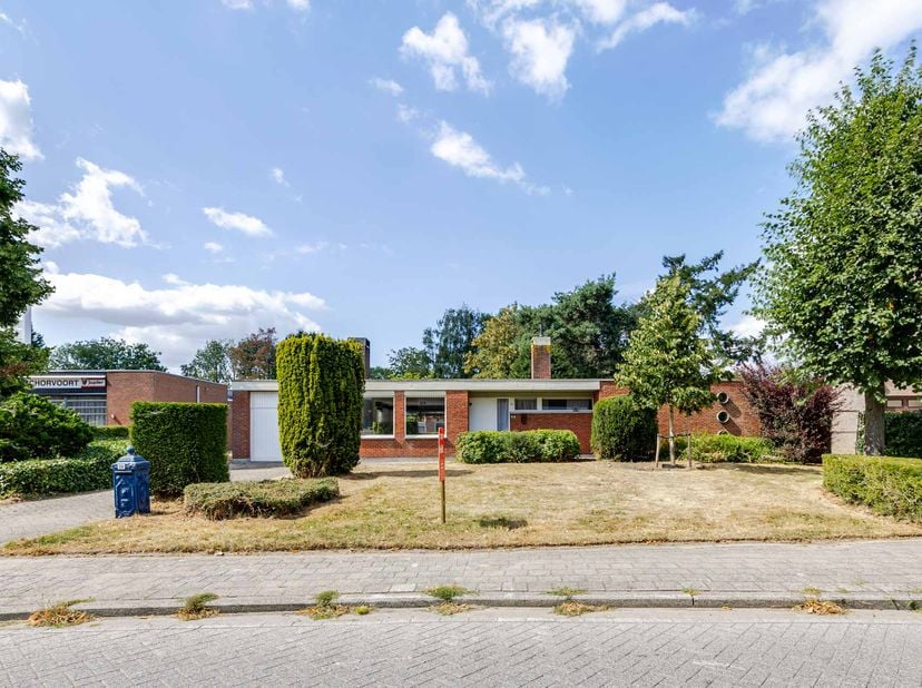 WONING MET TUIN &amp; GARAGE -<br />
In een rustige straat in Turnhout bevindt zich deze vrijstaande laagbouwwoning met drie slaapkamers, een ruime tuin e