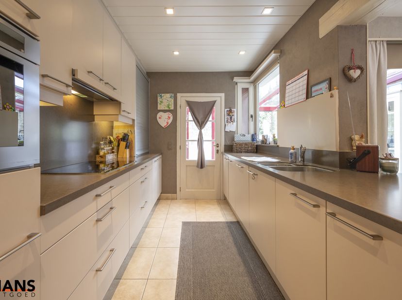 Deze instapklare woning is gelegen in een rustige, doodlopende straat, omringd door groen en toch met een vlotte verbinding naar winkels, scholen en i