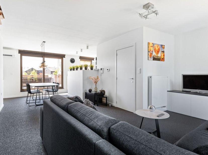 Appartement-terrasse en duplex économe en énergie avec terrasse<br />
<br />
L'appartement est situé aux deuxième et troisième étages d'une petite r