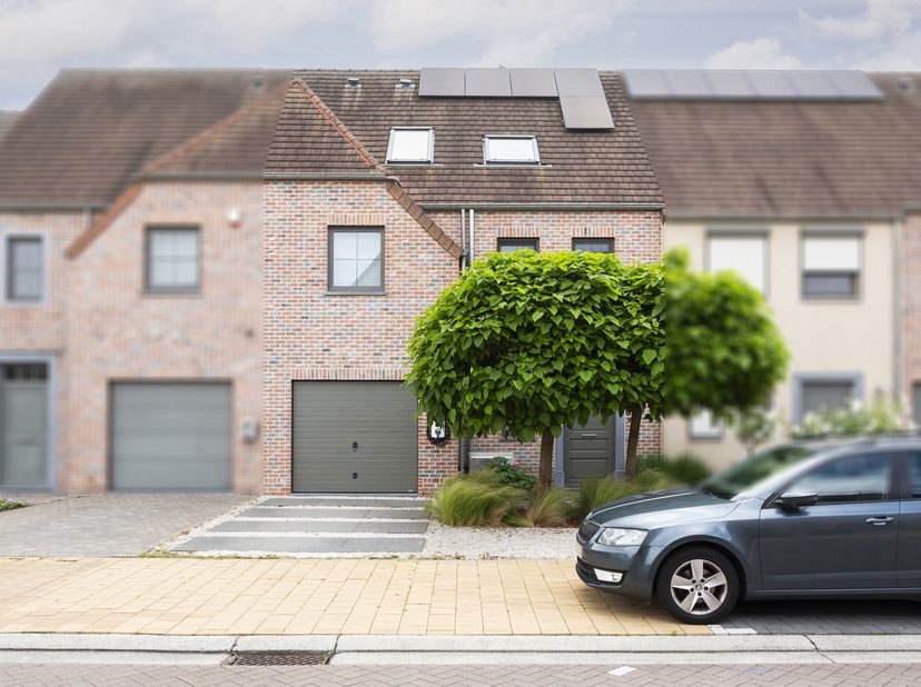 In Lint bevindt zich deze recente (2015), energiezuinige en ruime instapklare woning met 5 slaapkamers en 2 badkamers. De woning beschikt over een gar