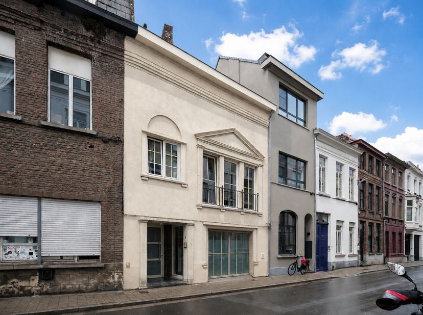 Opbrengsteigendom bestaande uit verschillende studio's en éénslaapkamer­appartementen in het centrum van Gent.&amp;nbsp;<br />
<br />
De units variëren in
