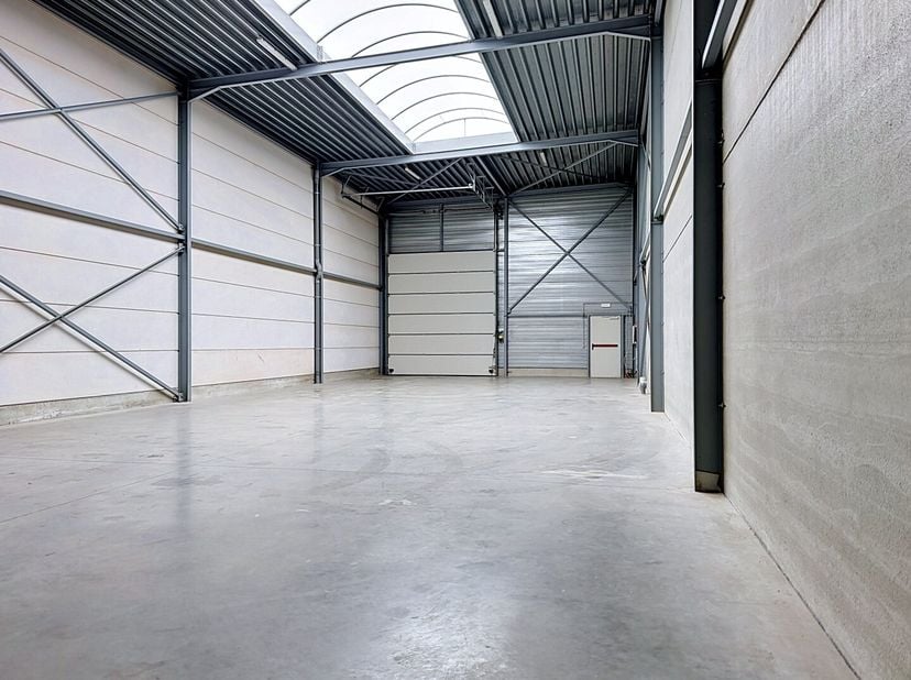 Ontdek deze functionele KMO-unit van 2016 op een strategische locatie in Willebroek, ideaal voor opslag, logistieke activiteiten, ambachtelijke ondern