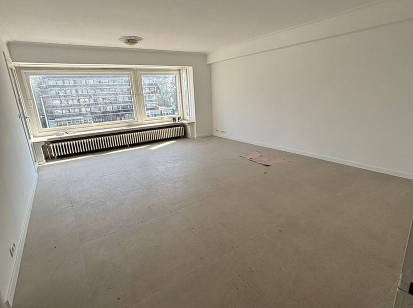 Volledig gerenoveerd appartement met drie slaapkamers gelegen te Mariakerke. Het appartement is afgewerkt met kwaliteitsvolle materialen. Lichtrijke r