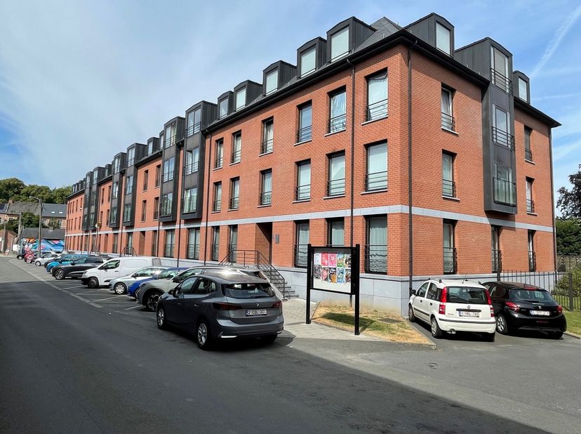 ///SOUS OPTION/// Situé dans le centre d'Enghien dans rue calme, proche des magasins de proximité, bel appartement situé au 1er étage avec ascenseur c