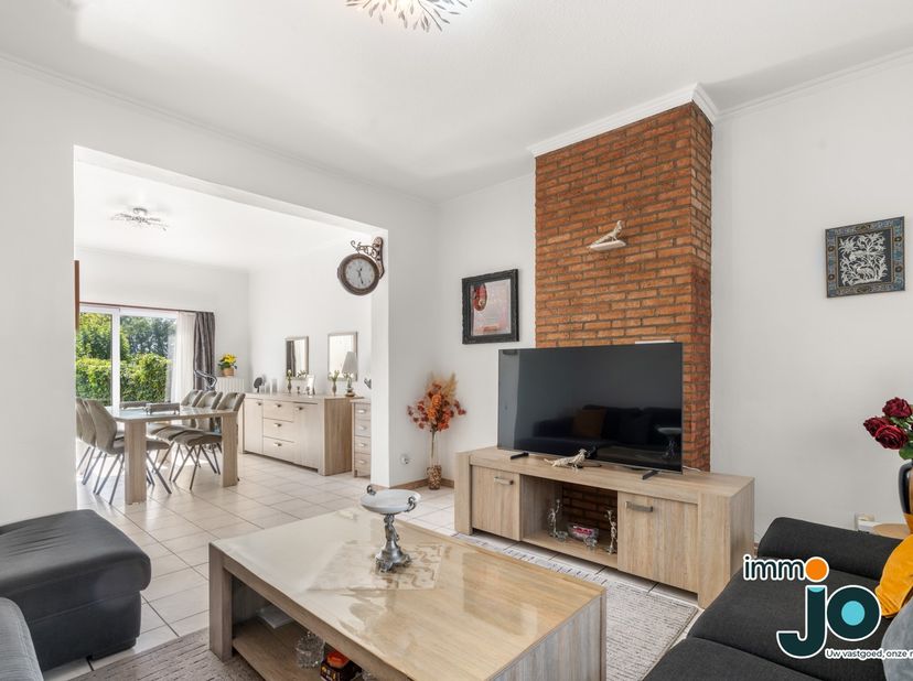 Deze instapklare en ruime gezinswoning met 4-5 slaapkamers &amp;nbsp;bevindt zich in het hartje van Mariakerke, op wandelafstand van winkels, openbaar ver
