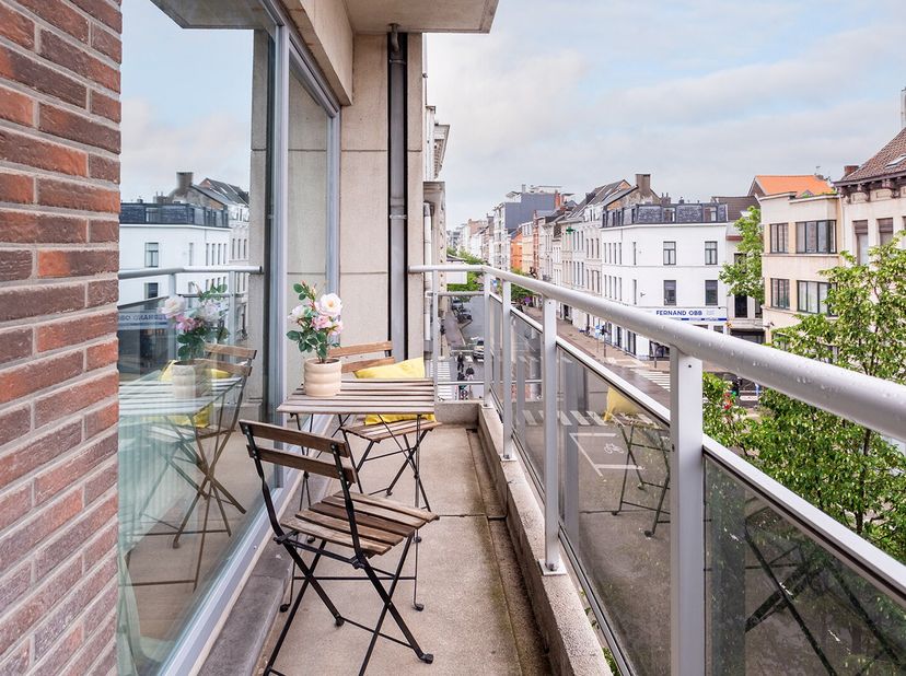 Locatie<br />
Op zoek naar een ruim en lichtrijk appartement op een centrale locatie in Antwerpen? Dan is dit appartement in de Paleisstraat absoluut