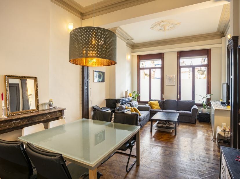 Ce charmant appartement d'environ 61 m² (selon le certificat PEB) est situé dans la Keizerstraat, une large rue caractérisée par ses élégantes maisons