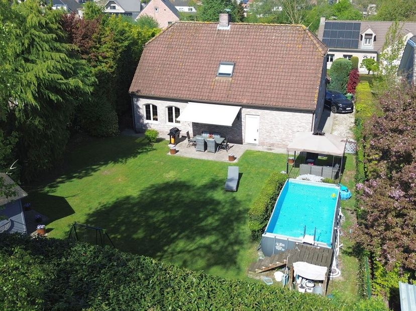 Ruime villa met 4 slaapkamers en inpandige garage, op een mooi perceel van ca. 712m²<br />
Deze villa is rustig en centraal gelegen in Essen, vlot ber