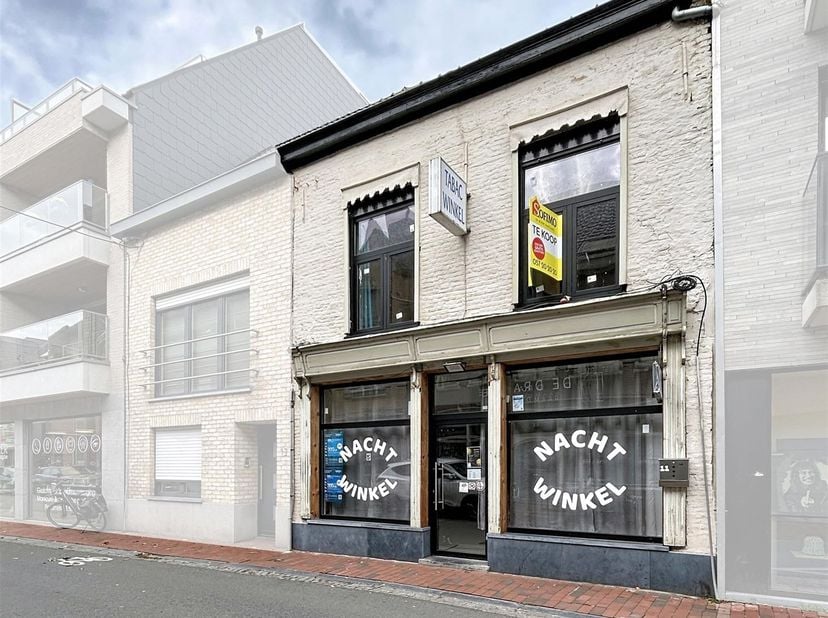 Handelspand met mogelijkheid tot woonst in het centrum van Poperinge.<br />
<br />
Het pand is als volgt ingedeeld:<br />
<br />
Gelijkvloers:<br