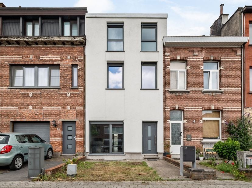 Recent gerenoveerde gezinswoning met 4 slaapkamers<br />
<br />
Ligging: wijk Deuzeld, invalswegen naar Merksem en Schoten centrum, winkels nabij, r